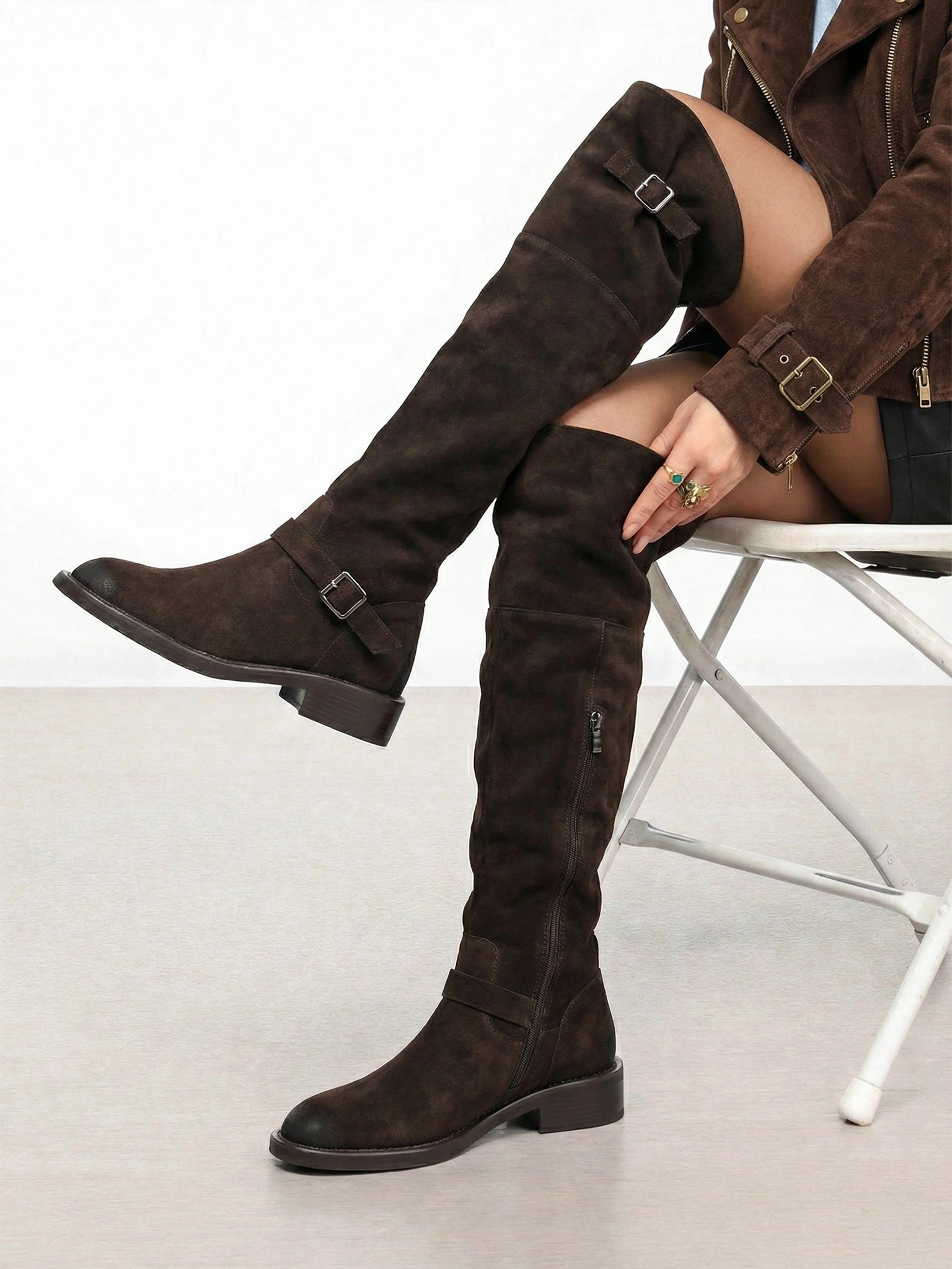 Ботфорты темно-коричневого цвета на низком каблуке